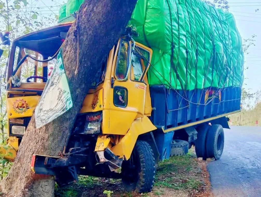 পাহাড়ি সড়কে বেপরোয়া তামাক ট্রাক চলাচল